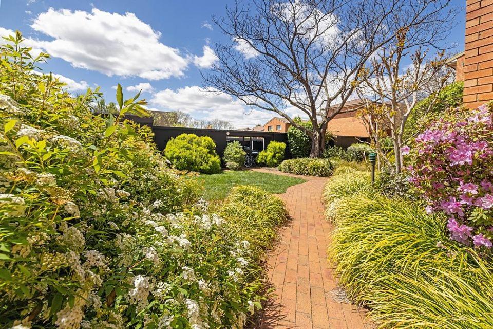 Oxley Court Serviced Apartments Canberra Exterior foto